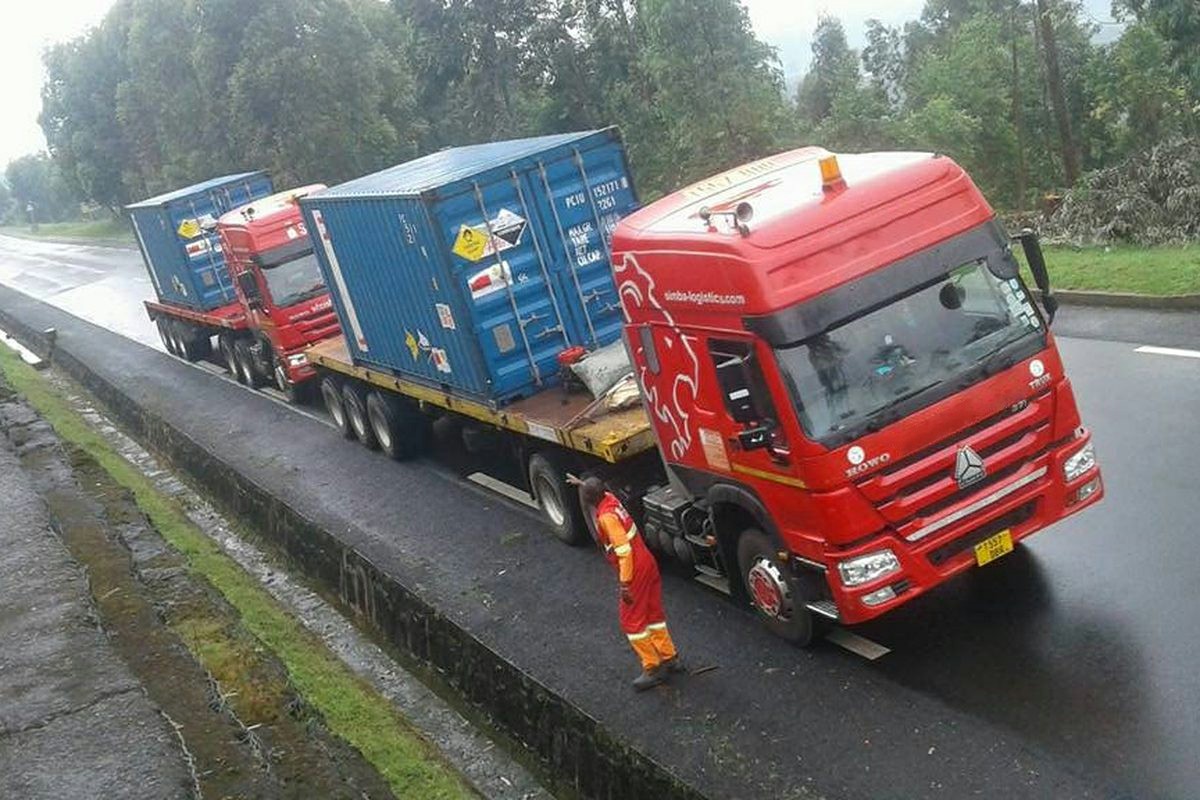 Container semi trailer operating on a wet highway